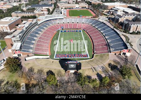 Une vue aérienne générale du stade Gerald J. Ford (au premier plan) et du stade Washburne Soccer and Track de la Southern Methodist University, mardi 20 décembre 2022, à Dallas, TPI Banque D'Images