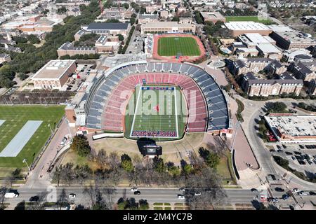 Une vue aérienne générale du stade Gerald J. Ford (au premier plan) et du stade Washburne Soccer and Track de la Southern Methodist University, mardi 20 décembre 2022, à Dallas, TPI Banque D'Images