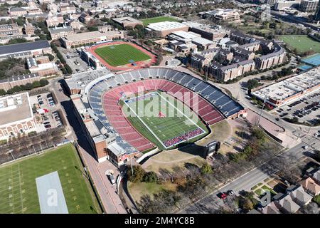 Une vue aérienne générale du Gerald J. Ford Stadium (au centre) et du Washburne Soccer and Track Stadium de la Southern Methodist University, mardi 20 décembre 2022, à Dallas, TPI Banque D'Images