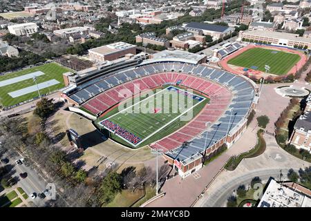 Une vue aérienne générale du Gerald J. Ford Stadium (à gauche) et du Washburne Soccer and Track Stadium de la Southern Methodist University, mardi 20 décembre 2022, à Dallas, TPI Banque D'Images