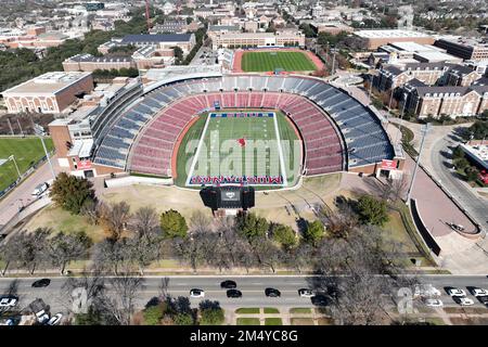 Une vue aérienne générale du stade Gerald J. Ford (au premier plan) et du stade Washburne Soccer and Track de la Southern Methodist University, mardi 20 décembre 2022, à Dallas, TPI Banque D'Images