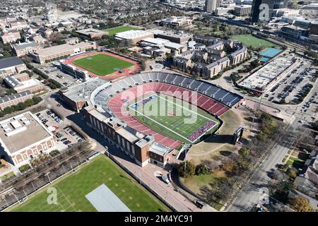 Une vue aérienne générale du Gerald J. Ford Stadium (à droite) et du Washburne Soccer and Track Stadium de la Southern Methodist University, mardi 20 décembre 2022, à Dallas, TPI Banque D'Images