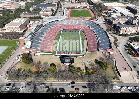 Une vue aérienne générale du stade Gerald J. Ford (au premier plan) et du stade Washburne Soccer and Track de la Southern Methodist University, mardi 20 décembre 2022, à Dallas, TPI Banque D'Images