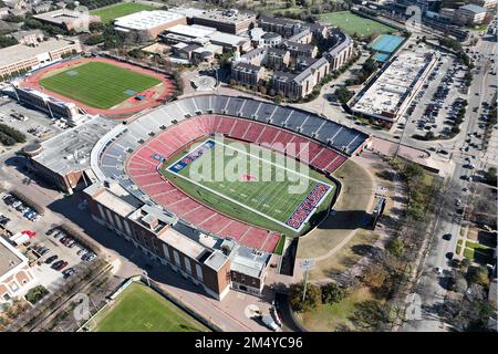 Une vue aérienne générale du Gerald J. Ford Stadium (à droite) et du Washburne Soccer and Track Stadium de la Southern Methodist University, mardi 20 décembre 2022, à Dallas, TPI Banque D'Images