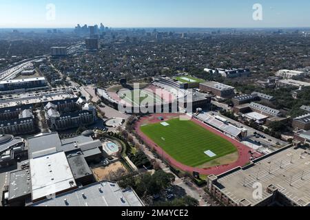 Une vue aérienne générale du Gerald J. Ford Stadium (en haut) et du Washburne Soccer and Track Stadium de la Southern Methodist University, mardi 20 décembre 2022, à Dallas, TPI Banque D'Images