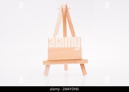 Blocs de construction mis sur trépied pour peinture sur fond blanc Banque D'Images