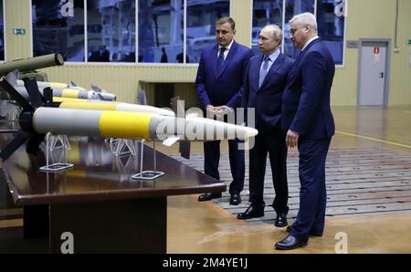 Tula, Russie. 23rd décembre 2022. Le président russe Vladimir Poutine, au centre, le gouverneur de la région de Tula Alexei Dyumin, à gauche, et Alexei Visloguzov, directeur général de Shcheglovsky Val, inspectent les systèmes d'armes fabriqués en Russie lors d'une visite au Bureau de conception d'instruments, 23 décembre 2022, à Tula, en Russie. Crédit : Bureau de presse présidentiel russe/Pool du Kremlin/Alamy Live News Banque D'Images