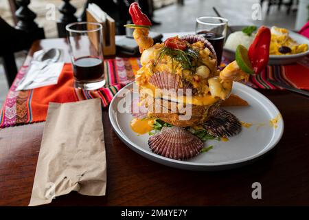 Le ceviche de fruits de mer est un plat traditionnel de poisson cru au Pérou. Banque D'Images