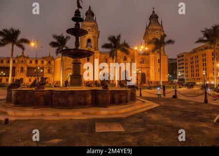 La place principale - Plaza de Armas - avec la cathédrale de la Basilique et la fontaine à Lima, la capitale du pérou, la nuit. Banque D'Images
