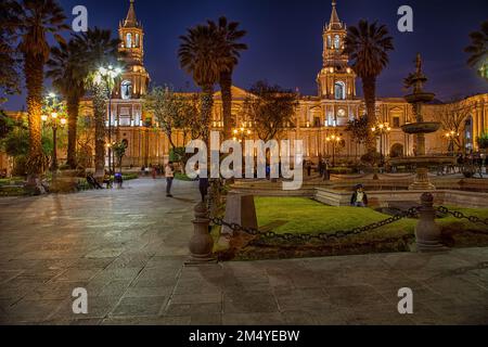 Arequipa, Pérou - 15 septembre 2022: Exposition longue la nuit de la Plaza de Armas à Arequipa avec sa fontaine et sa cathédrale en arrière-plan. Banque D'Images