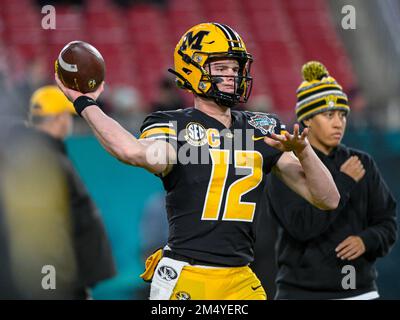 Tampa, Floride, États-Unis. 23rd décembre 2022. Le quarterback des Tigres du Missouri Brady Cook (12) pendant les échauffements de Union Home Mortgage Gasparilla Bowl - entre Wake Forest Daemon Deacons et les Tigers du Missouri au stade Raymond James à Tampa, FL. Roméo T Guzman/CSM/Alamy Live News Banque D'Images