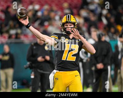 Tampa, Floride, États-Unis. 23rd décembre 2022. Le quarterback des Tigres du Missouri Brady Cook (12) pendant les échauffements de Union Home Mortgage Gasparilla Bowl - entre Wake Forest Daemon Deacons et les Tigers du Missouri au stade Raymond James à Tampa, FL. Roméo T Guzman/CSM/Alamy Live News Banque D'Images