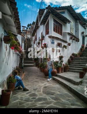 Cusco, Pérou - 02 octobre 2022: La célèbre rue des sept Borquitos (Calle 7 Borrequitos) dans le quartier de San Blas de Cusco. Banque D'Images