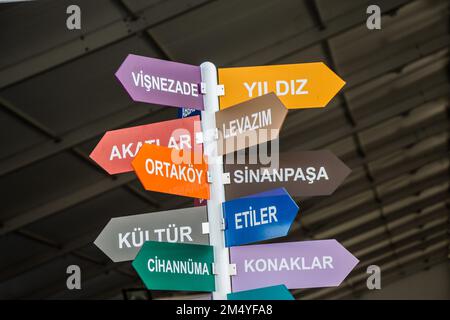 Colorful panneaux indicateurs dans la ville d'Istanbul, Turquie, pour l'affichage Banque D'Images