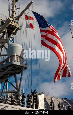 OCÉAN PACIFIQUE (9 NOVEMBRE 2022) - ÉTATS-UNIS Marines et marins branchient les rails lors du départ de l’USS Makin Island (LHD 8) du port de San Diego, novembre 8. L'équipe Marine-Marine corps, capable d'une intervention rapide et d'opérations soutenues à l'échelle mondiale, reste l'instrument militaire le plus persistant et le plus polyvalent des États-Unis. L'unité expéditionnaire maritime 13th est embarquée avec le groupe de préparation amphibie de l'île de Makin, composé d'un navire d'assaut amphibie USS Makin Island (LHD 8) et de quais de transport amphibie USS Anchorage (LPD 23) et USS John P. Murtha (LPD 26), effectuant des opérations de routine en fuite aux États-Unis en 3rd Banque D'Images