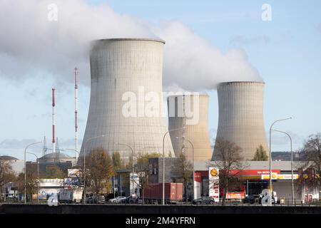 La centrale nucléaire de Tihange près de Huy sur le Maas dans la province de Liège, Belgique. Banque D'Images