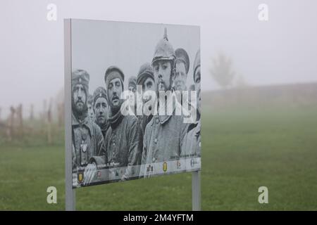 Une photographie commémore un match de football entre des soldats britanniques et allemands à Noël 1914, Comines-Warneton, Flandre, Belgique. Banque D'Images