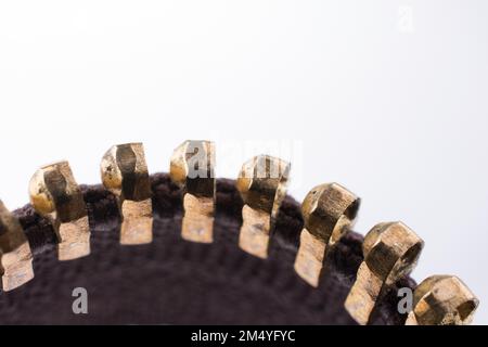 Gros plan ou macro d'une fermeture éclair marron sur fond blanc Banque D'Images