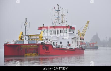 Le navire d'intervention en cas de déversement de pétrole Knechtsand nettoie l'eau huilée dans le canal de Kiel près de Brunsbuettel, Schleswig-Holstein, Allemagne Banque D'Images