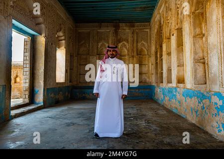 Homme debout dans une belle vieille maison marchande, îles Farasan, Royaume d'Arabie Saoudite Banque D'Images