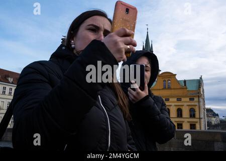 Deux femmes tchèques parlent sur leur smartphone/Groupe Eyepix (Credit image: © Martin Bertrand/eyepix via ZUMA Press Wire) Credit: ZUMA Press, Inc./Alay Live News Banque D'Images