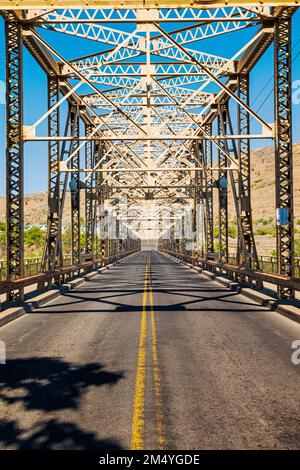 La structure en acier du pont Grand Coulee projette des ombres abstraites sur la route; Grand Coulee; Washiington; États-Unis Banque D'Images