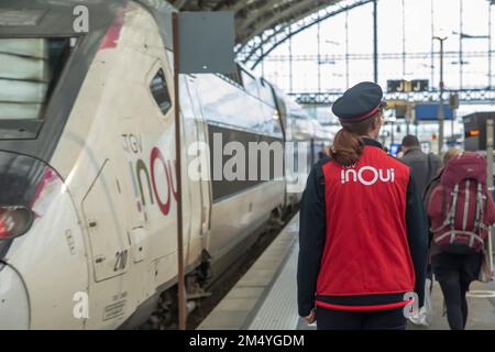 Lille, France. 23rd décembre 2022. Un chef d'orchestre est vu à la Gare Lille Flandres à Lille, dans le nord de la France, le 23 décembre 2022. La compagnie ferroviaire nationale française SNCF a déclaré être parvenue vendredi à un accord avec les syndicats du pays pour éviter de nouvelles grèves pendant le week-end du nouvel an. Cependant, les déplacements resteront perturbés ce week-end, avec environ un TGV sur trois annulé. Credit: Sebastien Courdji/Xinhua/Alay Live News Banque D'Images