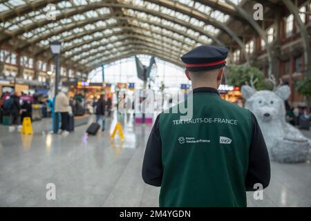 Lille, France. 23rd décembre 2022. Un chef d'orchestre est vu à la Gare Lille Flandres à Lille, dans le nord de la France, le 23 décembre 2022. La compagnie ferroviaire nationale française SNCF a déclaré être parvenue vendredi à un accord avec les syndicats du pays pour éviter de nouvelles grèves pendant le week-end du nouvel an. Cependant, les déplacements resteront perturbés ce week-end, avec environ un TGV sur trois annulé. Credit: Sebastien Courdji/Xinhua/Alay Live News Banque D'Images