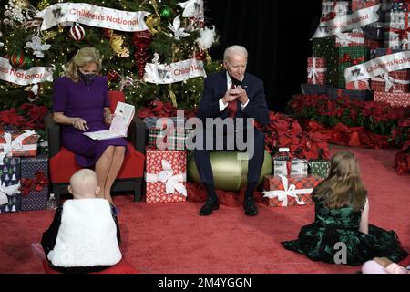 Washington DC, États-Unis. 23rd décembre 2022. ÉTATS-UNIS Le président Joe Biden et la première dame Jill Biden animent un livre de lecture du « jour des neiges » par Ezra Jack Keats lors de leur visite de vacances à des patients et des familles à l'hôpital national pour enfants de Washington, DC, vendredi, 23 décembre 2022. Photo de Yuri Gripas/ Credit: UPI/Alay Live News Banque D'Images