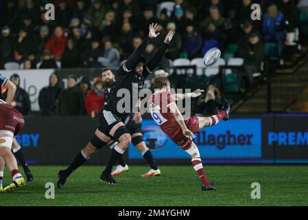 Newcastle, Royaume-Uni. 17th décembre 2022. Gus Warr of sale Sharks se dégage sous la pression de Greg Peterson lors du match Gallagher Premiership entre Newcastle Falcons et sale Sharks à Kingston Park, Newcastle, le vendredi 23rd décembre 2022. (Credit: Chris Lishman | MI New) Credit: MI News & Sport /Alay Live News Banque D'Images