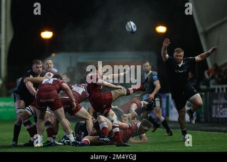 Newcastle, Royaume-Uni. 17th décembre 2022. Gus Warr of sale Sharks se dégage lors du match de Premiership Gallagher entre Newcastle Falcons et sale Sharks à Kingston Park, Newcastle, le vendredi 23rd décembre 2022. (Credit: Chris Lishman | MI New) Credit: MI News & Sport /Alay Live News Banque D'Images