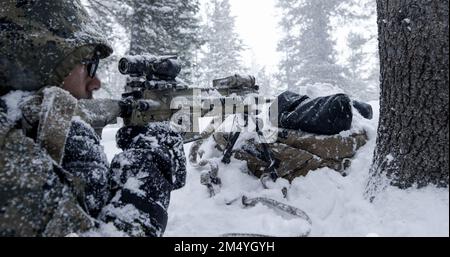 A ÉTATS-UNIS Marine avec la Compagnie Lima, 3rd Bataillon, 4th Marine Regiment, 1st Marine Division (renforcé) assure la sécurité d'un objectif dans des conditions météorologiques difficiles dans le cadre de l'entraînement de reconnaissance/contre-reconnaissance (RXR) au Marine corps Mountain Warfare Training Center Bridgeport, Californie, 11 avril 2022. L'entraînement du RXR met en avant la capacité de Marines à opérer dans la zone d'interception d'armes d'un adversaire pour fournir une dissuasion intégrée en offrant aux commandants des options pour se battre pour l'information dans tous les domaines, pour tenir des cibles contradictoires en danger et pour fournir des liens critiques pour Banque D'Images