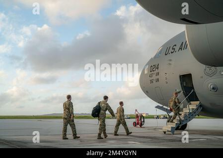 437th transport aérien les membres de l'équipage de l'escadre C-17 Globemaster III sont à bord de leur aéronef pour appuyer une mission de la force opérationnelle des bombardiers à la base aérienne d'Anderson, à Guam (20 décembre 2022). Le C-17 est capable de projeter, de connecter, de manœuvrer et de soutenir des personnes, du fret et de l'équipement sur de grandes distances, ce qui permet une variété de missions. . (É.-U. Photo de la Force aérienne par le Sgt. Technique James Cason) Banque D'Images