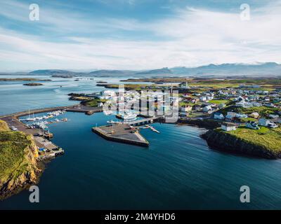 Port de Stykkisholmskirkja avec bateaux de pêche dans la ville de Stykkisholmur, port de pêche typique islandais Banque D'Images