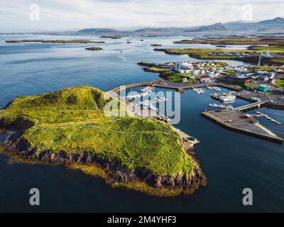 Vue aérienne de Stykkisholmur, petite ville de pêche avec port et bateaux sur la mer en Islande Banque D'Images