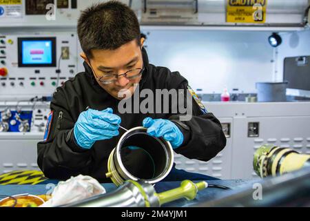 Mer Adriatique. 15th décembre 2022. Airman QI Zhu, mécanicien de charpente aéronautique, affecté au porte-avions de la classe Nimitz USS George H.W. Bague (CVN 77), réassemble une jambe de train d'atterrissage avant, décembre. 15, 2022. Le George H.W. Bush Carrier Strike Group est en cours de déploiement aux États-Unis Marine Forces Europe zone d'opérations, employée par les États-Unis Sixième flotte pour défendre les intérêts des États-Unis, des alliés et des partenaires. (Photo de Curtis Burdick) (image de crédit : © U.S. Marine/ZUMA Press Wire Service) Banque D'Images