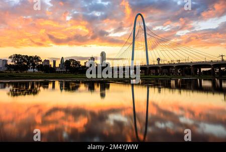 Une vue magnifique sur le lever du soleil sur le pont Margaret Hunt Hill. Dallas, Texas Banque D'Images