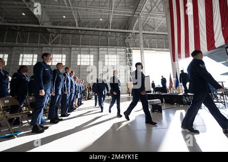 9 décembre 2022 - base aérienne de Travis, Californie, États-Unis - les honorés marchent jusqu'à la scène lors de la présentation de la Croix de vol distinguée à la base aérienne de Travis, Californie, décembre. 9, 2022. ÉTATS-UNIS Le général de division de la Force aérienne Corey Martin, commandant de la Force aérienne en 18th, a reconnu 24 aviateurs pour leurs actions héroïques au cours de l'opération alliés refuge. La Croix volante distinguée est décernée à tout officier ou personne enrôlable des forces armées américaines pour héroïsme ou réalisation extraordinaire tout en participant à un vol aérien. (Photo de Chustine Minoda) (image de crédit : © U.S. Service de fil de presse Air Force/ZUMA Banque D'Images