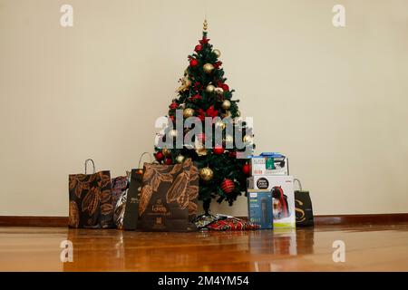 Minas Gerais, Brésil - 23 décembre 2022 : arbre de noël avec détails festifs et divers cadeaux emballés Banque D'Images