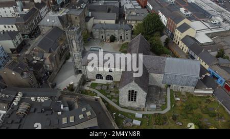 Une vue aérienne de Kilkenny paysage urbain entouré de bâtiments Banque D'Images