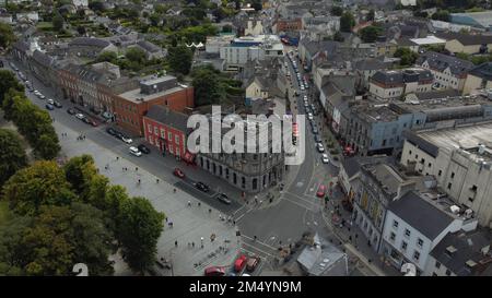 Une vue aérienne de Kilkenny paysage urbain entouré de bâtiments Banque D'Images