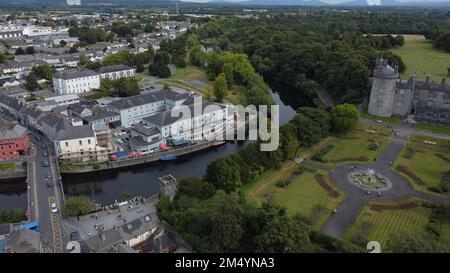 Une vue aérienne de Kilkenny paysage urbain entouré de bâtiments Banque D'Images