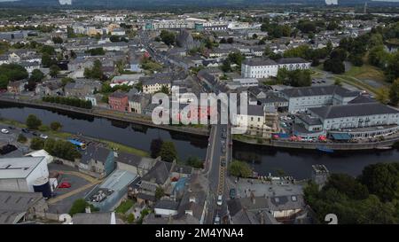 Une vue aérienne de Kilkenny paysage urbain entouré de bâtiments Banque D'Images