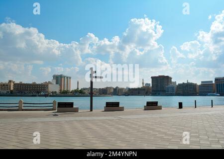 Dubaï, Émirats arabes Unis (eau), décembre 2022 : promenade le long de la crique de Dubaï dans le quartier d'Al Fahidi, surplombant la zone d'Al Ras dans le quartier de Deira Banque D'Images