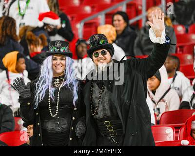 Tampa, Floride, États-Unis. 23rd décembre 2022. Fans en costumes pendant 1st moitié de Union Home Mortgage Gasparilla Bowl - entre Wake Forest Daemon Deacons et les Tigers du Missouri au stade Raymond James à Tampa, FL. Roméo T Guzman/CSM/Alamy Live News Banque D'Images