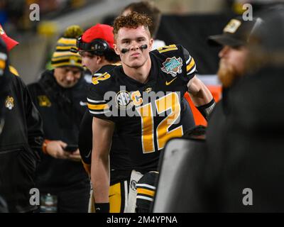 Tampa, Floride, États-Unis. 23rd décembre 2022. Le quarterback des Tigres du Missouri Brady Cook (12) pendant 1st la moitié de Union Home Mortgage Gasparilla Bowl - entre Wake Forest Daemon Deacons et les Tigers du Missouri au stade Raymond James à Tampa, FL. Roméo T Guzman/CSM/Alamy Live News Banque D'Images