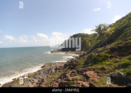 Belle vue panoramique depuis le sommet d'une plage paradisiaque avec mer claire et relief rocheux et montagneux, par une journée ensoleillée avec ciel bleu et c blanc Banque D'Images