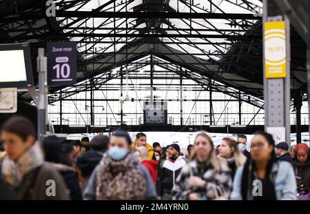 Paris, France. 23rd décembre 2022. Les passagers sont vus à la Gare Saint Lazare à Paris, France, le 23 décembre 2022. La compagnie ferroviaire nationale française SNCF a déclaré être parvenue vendredi à un accord avec les syndicats du pays pour éviter de nouvelles grèves pendant le week-end du nouvel an. Cependant, les déplacements resteront perturbés ce week-end, avec environ un TGV sur trois annulé. Credit: Gao Jing/Xinhua/Alamy Live News Banque D'Images