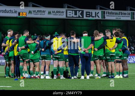 Galway, Irlande. 23rd décembre 2022. Connacht joueurs dans un caucus lors du match de rugby 10 du Championnat Uni de rugby entre Connacht Rugby et Ulster Rugby au Sportsground de Galway, Irlande sur 23 décembre 2022 (photo par Andrew SURMA/ Credit: SIPA USA/Alay Live News Banque D'Images