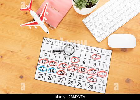 Calendrier et rappels pour les voyages d'affaires, les voyages et les vacances. planeur sur le bureau avec avion et loupe et stylo, clavier. marquage important Banque D'Images